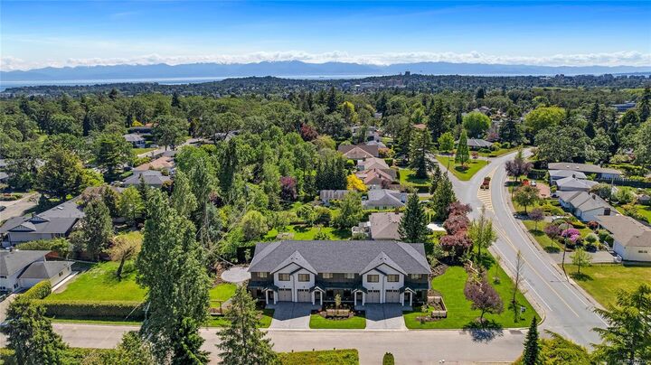 Property Photo:  3333 Henderson Rd 2  BC V8Z 3P3 