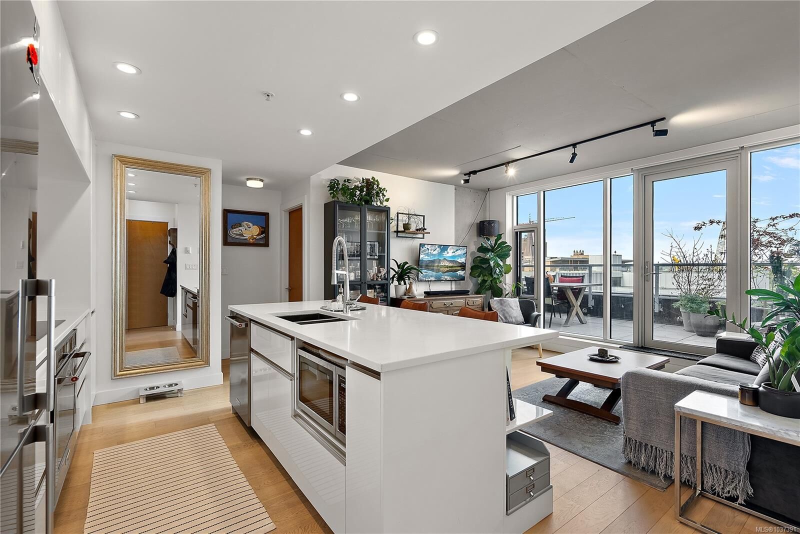 Property Photo:  989 Johnson St 604  BC V8V 0E3 