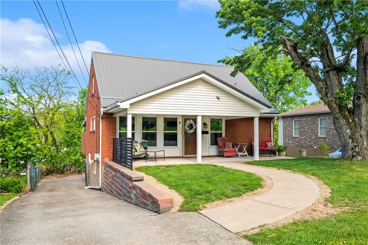 Property Photo: 607 Greenleaf Dr PA 15146