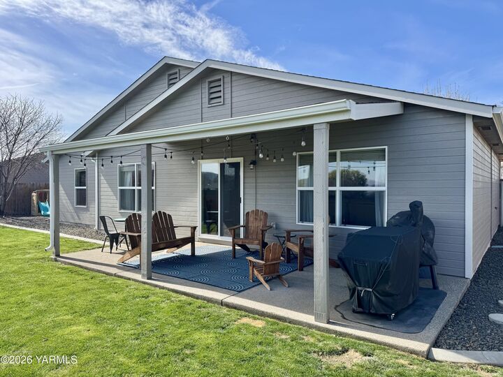 Property Photo: 2403 S 73rd Ave WA 98903