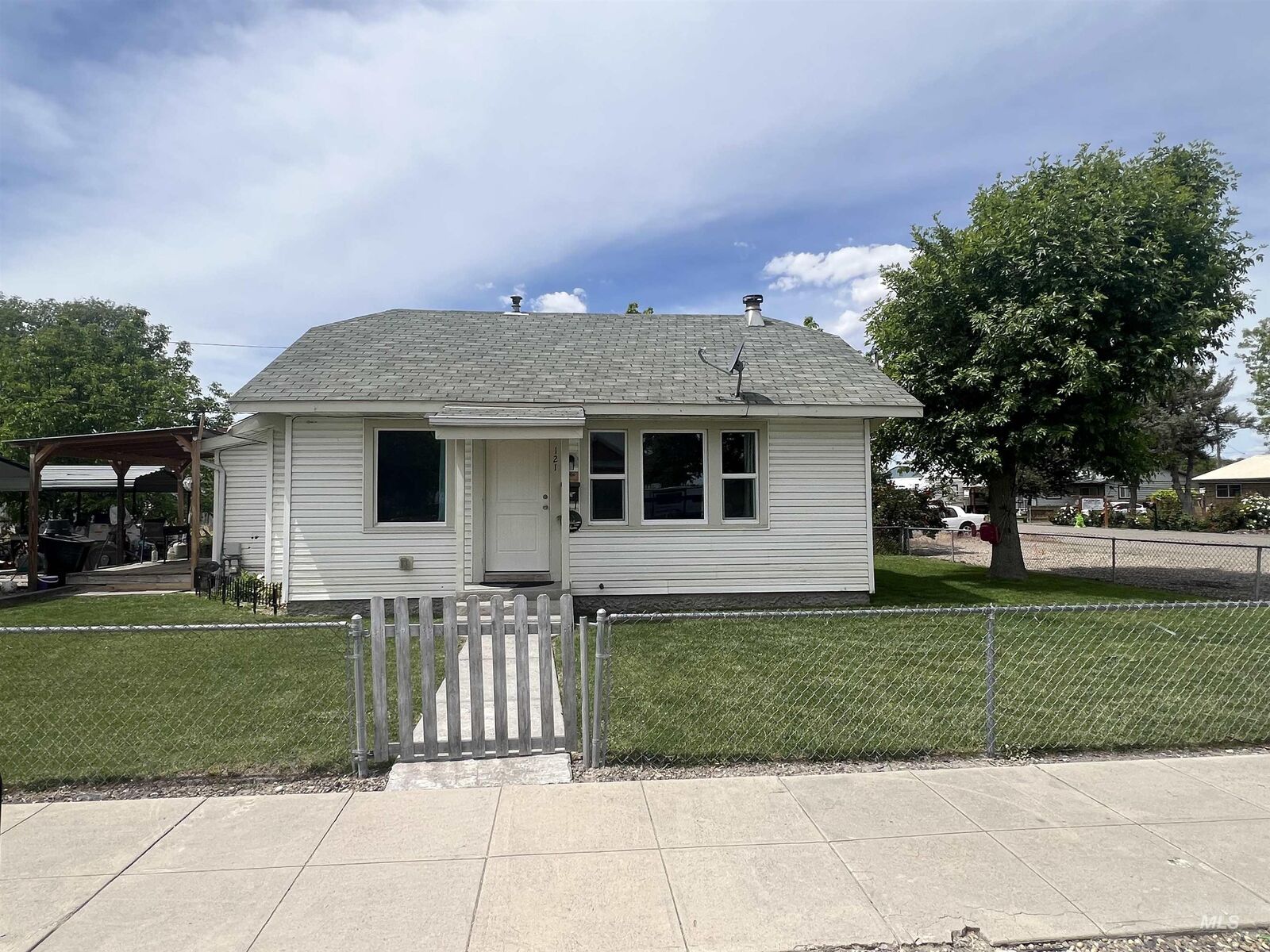 Property Photo: 121 N 1st St OR 97913