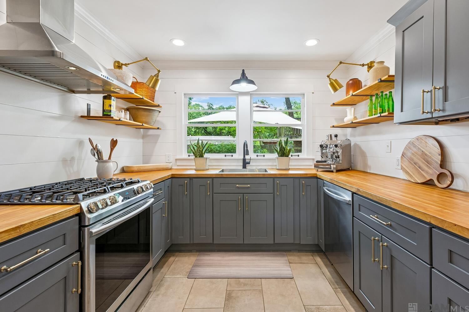 Property Photo:  331 S Fairfax Dr  LA 70806 