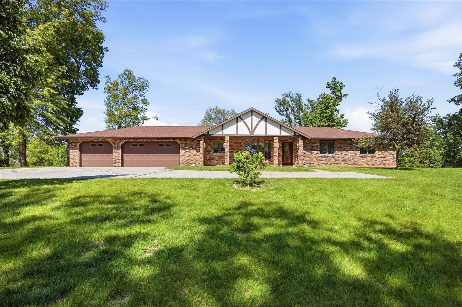 Property Photo: 4140 Elkhorn Drive IA 52411