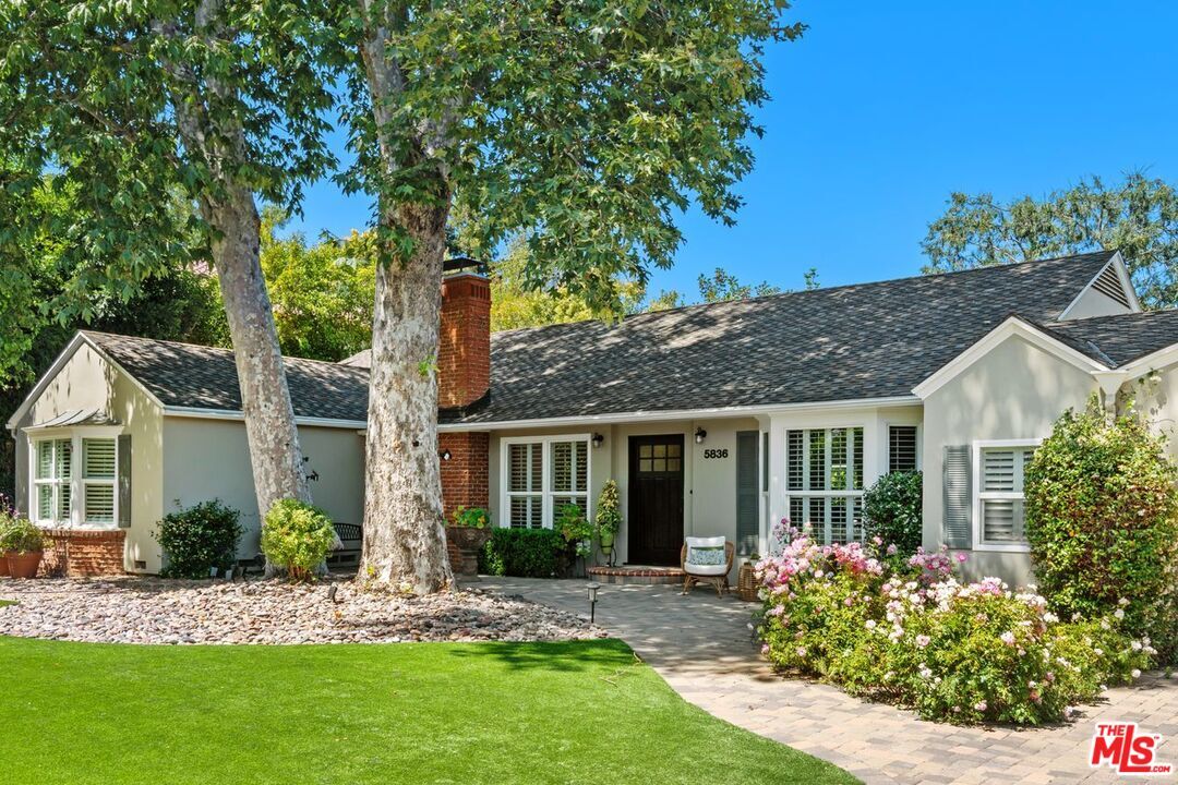 Property Photo: 5836 Hillview Park Ave CA 91401