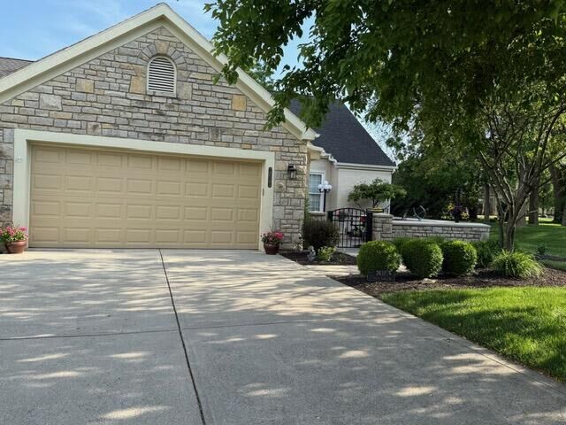 Property Photo:  2637 Vililly W Circle  OH 43123 