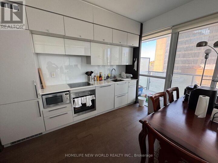 Property Photo:  15 Grenville Street 1709  ON M4Y 1A1 