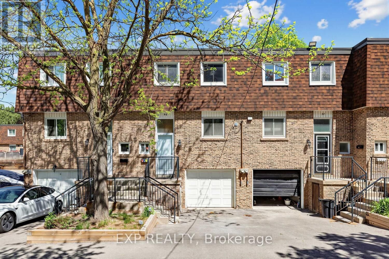 Property Photo:  36 The Carriage Way 36  ON L3T 4V1 