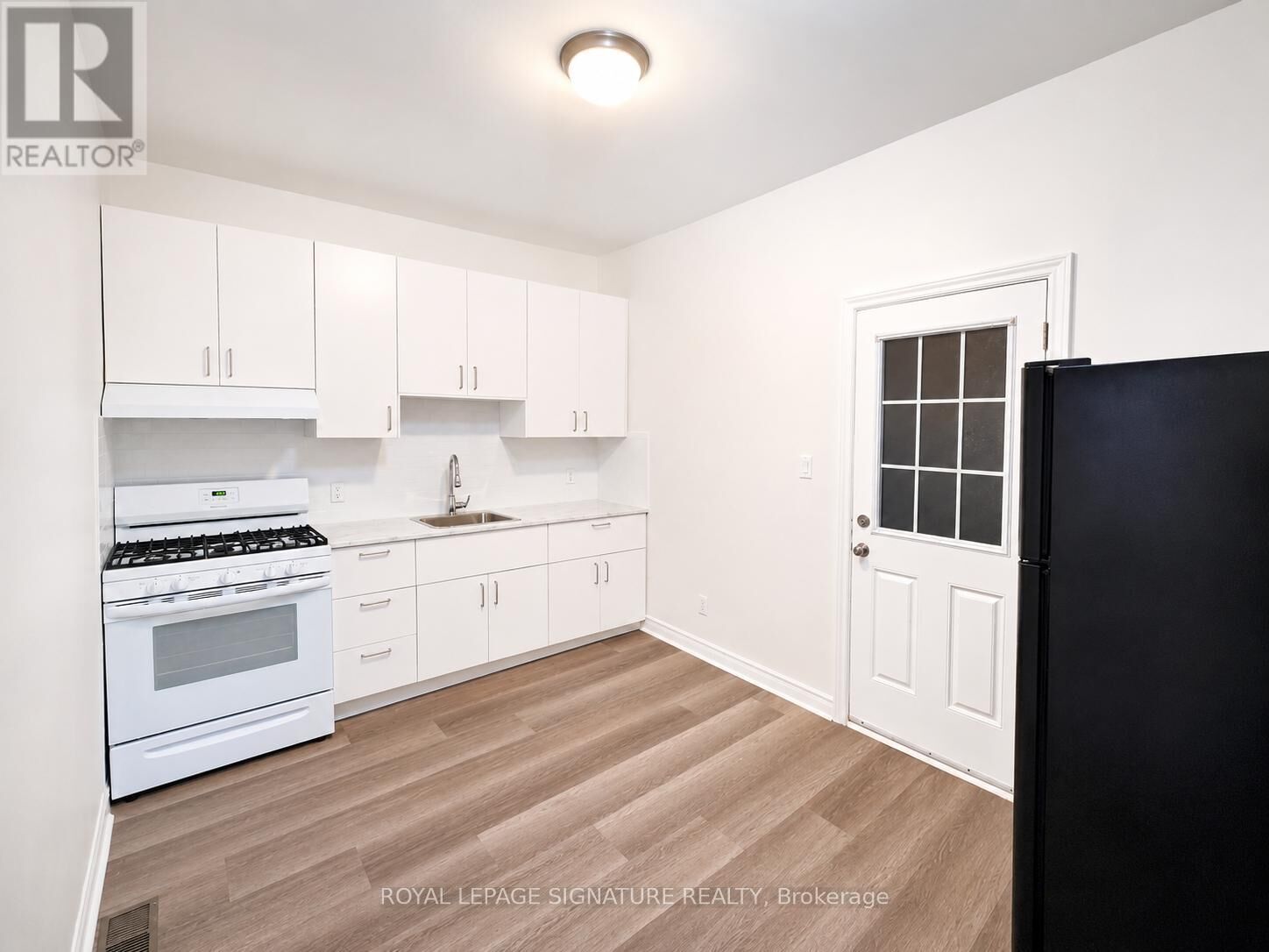 Property Photo:  396 Crawford Street Upper  ON M6J 2V9 