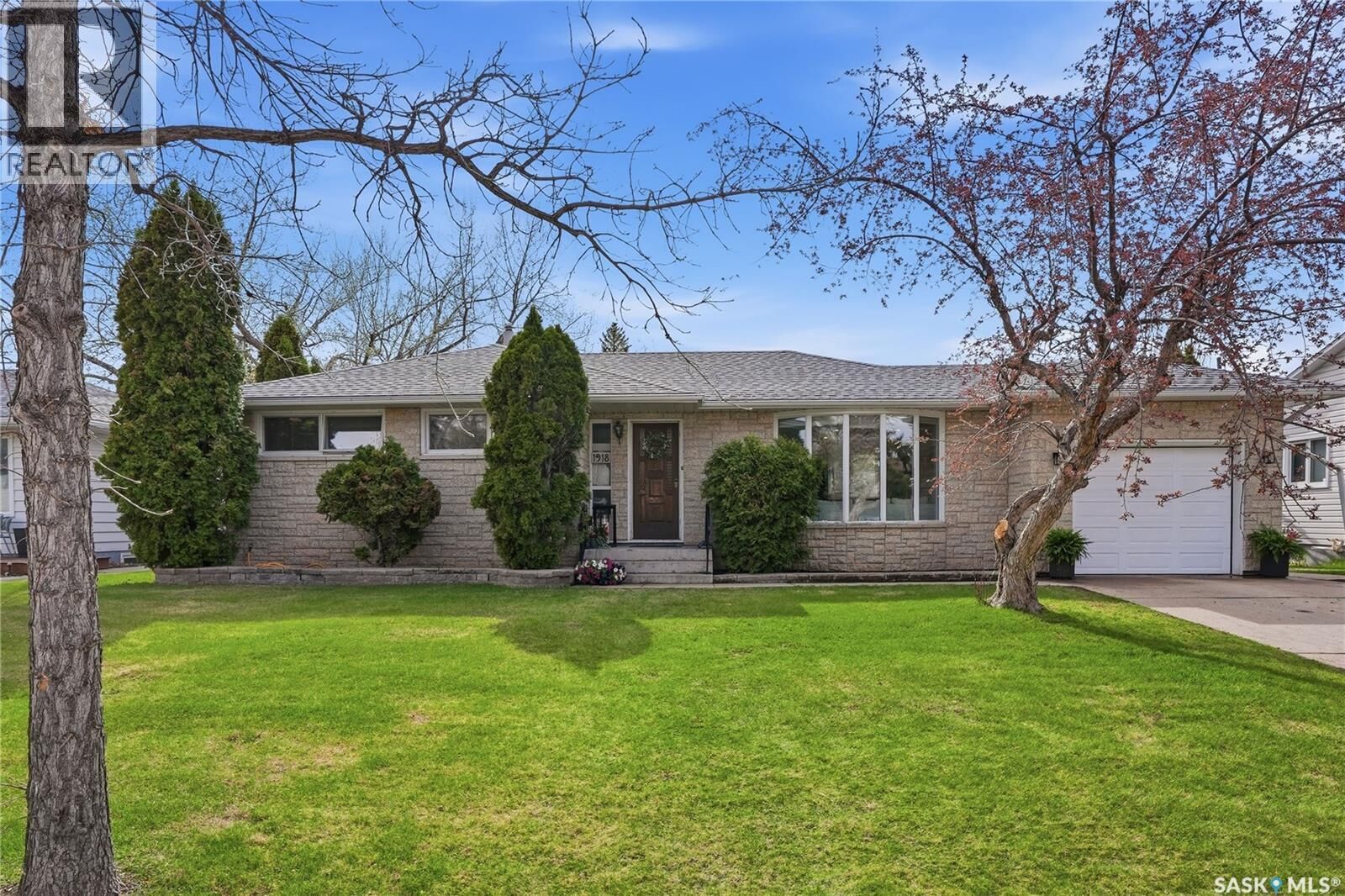 Property Photo: 1918 Ewart Avenue SK S7J 1X7