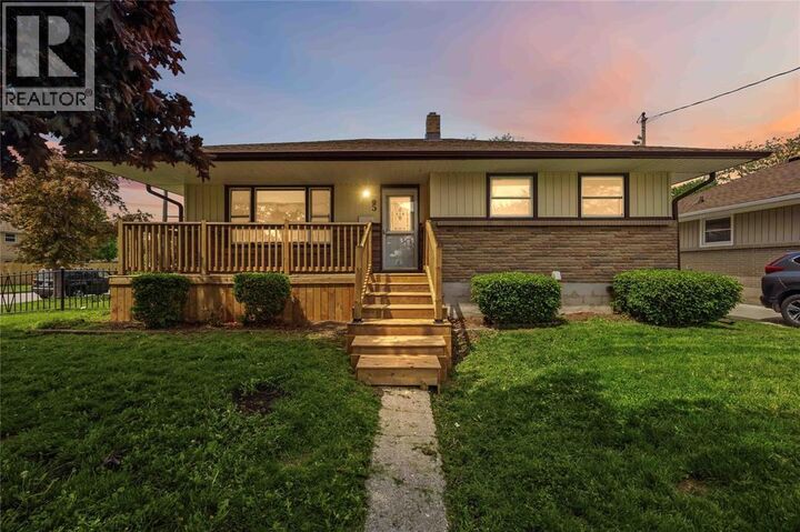 Property Photo:  5 Aberdeen Avenue  ON N7S 2N5 