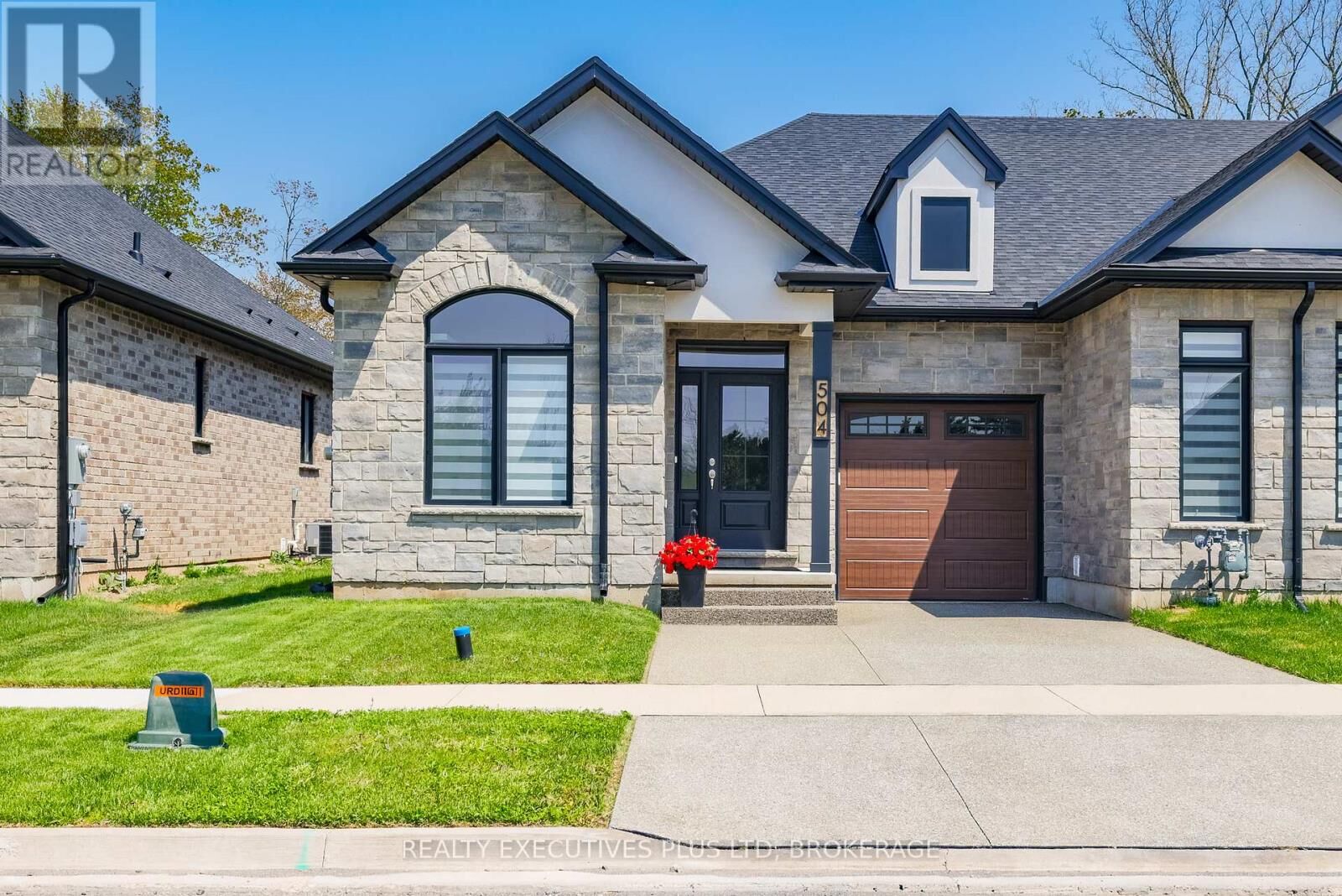 Property Photo: 504 Royal Ridge Court ON N9V 3W4