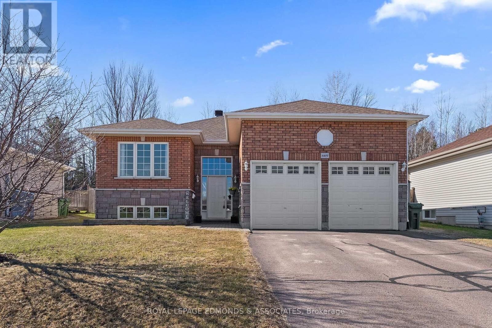 Property Photo: 669 Fairview Avenue South ON K8A 8N4
