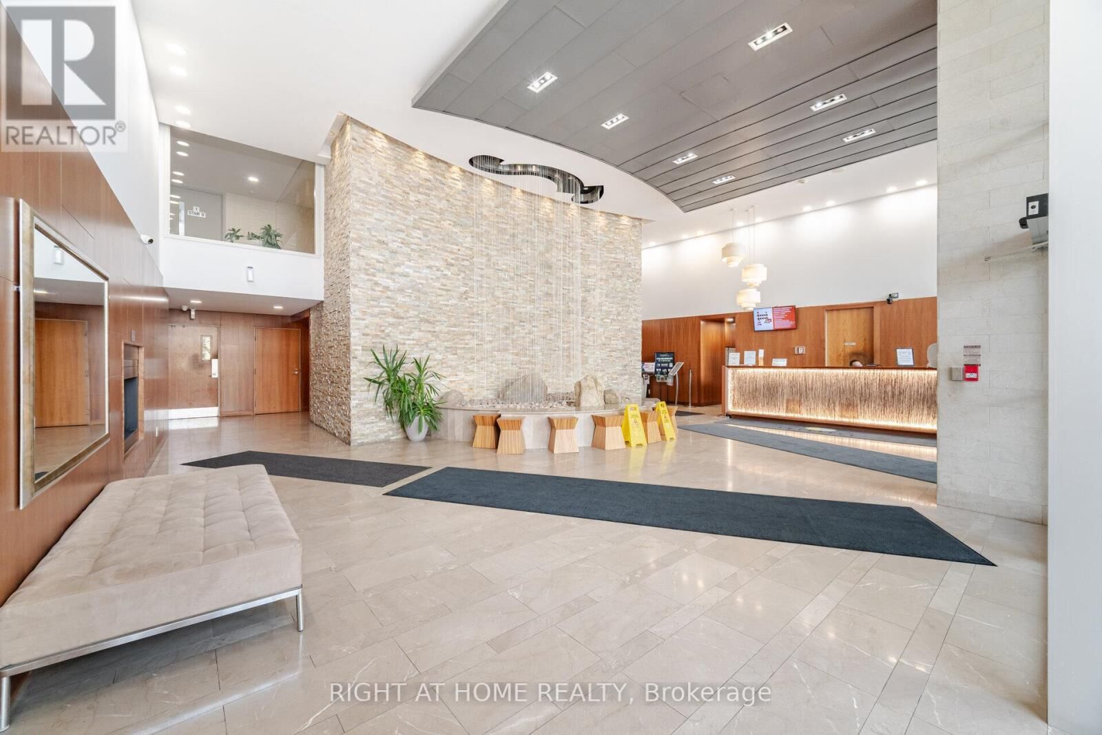 Property Photo:  225 Webb Drive 2308  ON L5B 4P2 