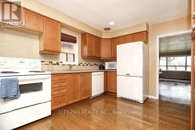 Property Photo:  1925 Britannia Road West  ON L5M 1P4 