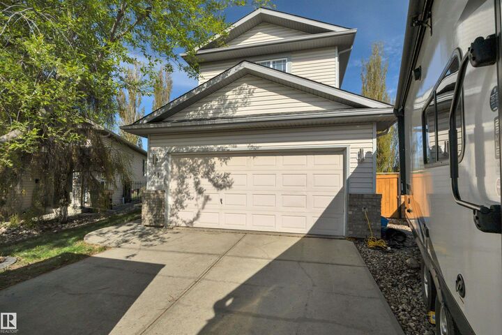 Property Photo: 14 Newport Crescent AB T8N 7C4