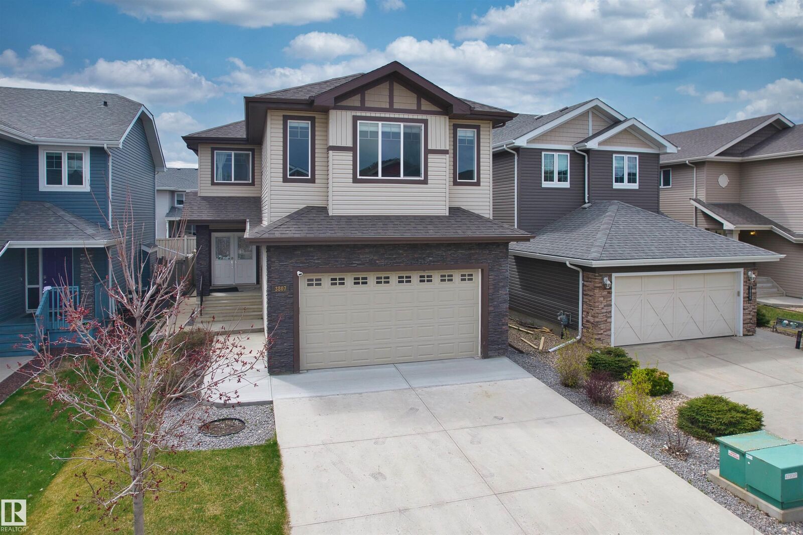 Property Photo: 3807 Claxton Close SW AB T6W 1Y5