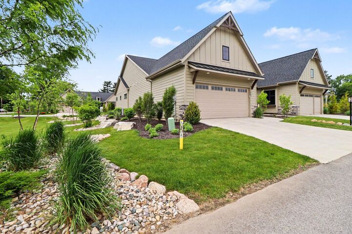Property Photo:  1905 E Woodglen Circle  IN 46383 