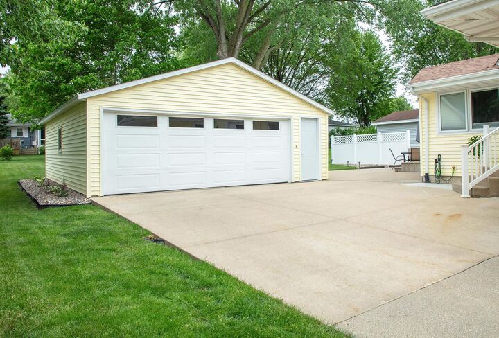 Property Photo:  1831 4th Ave NW  IA 50677 