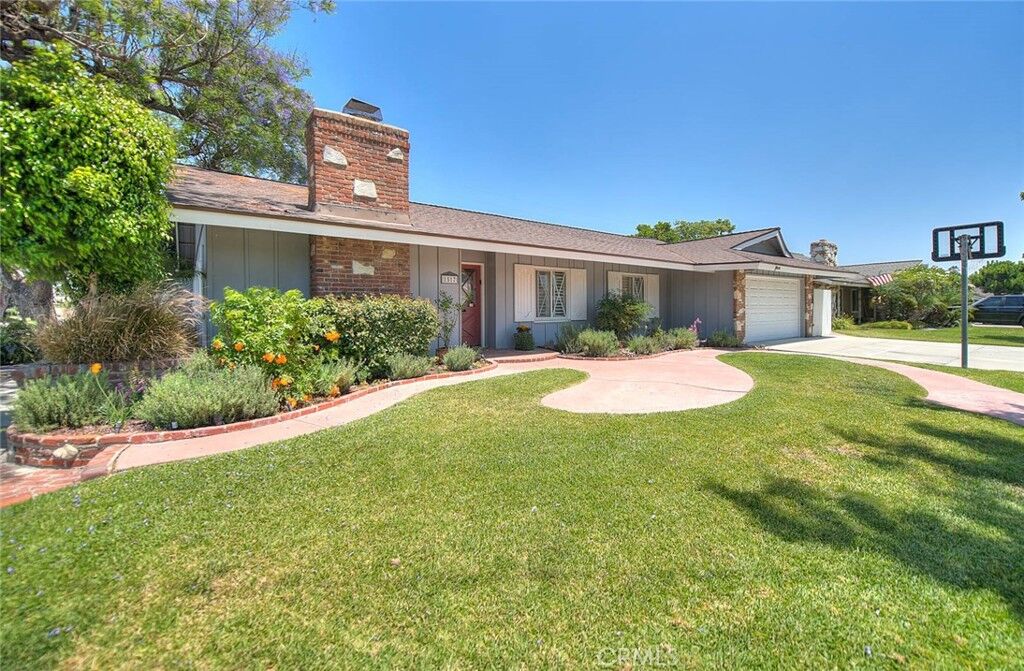 Property Photo:  1517 E 19th  CA 92705 