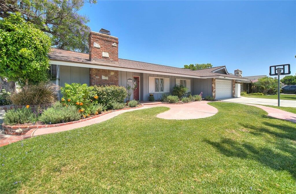 Property Photo: 1517 E 19th CA 92705