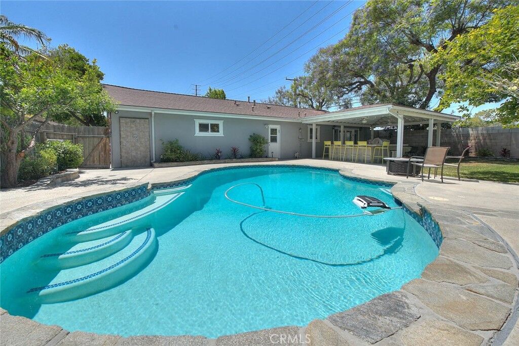 Property Photo:  1517 E 19th  CA 92705 