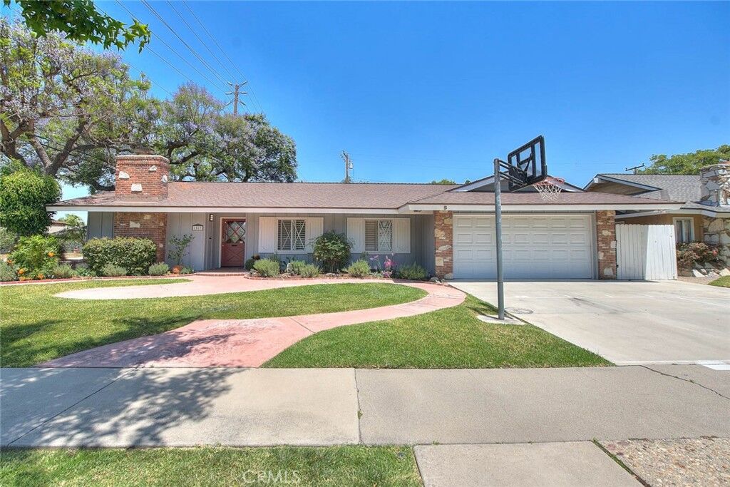 Property Photo:  1517 E 19th  CA 92705 