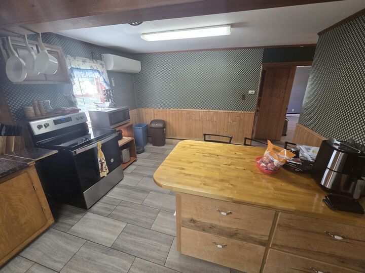 Property Photo: 471 W Broadway ME 04457