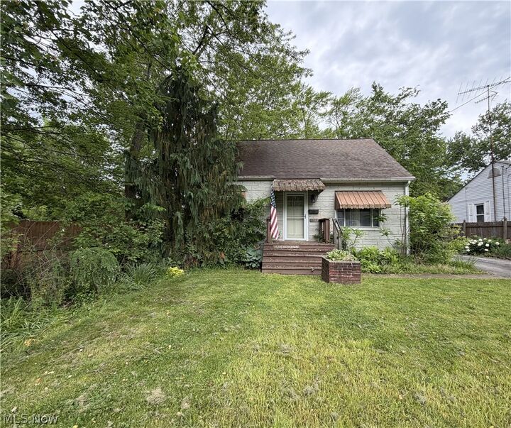 Property Photo: 1564 Adelaide Avenue SE OH 44484