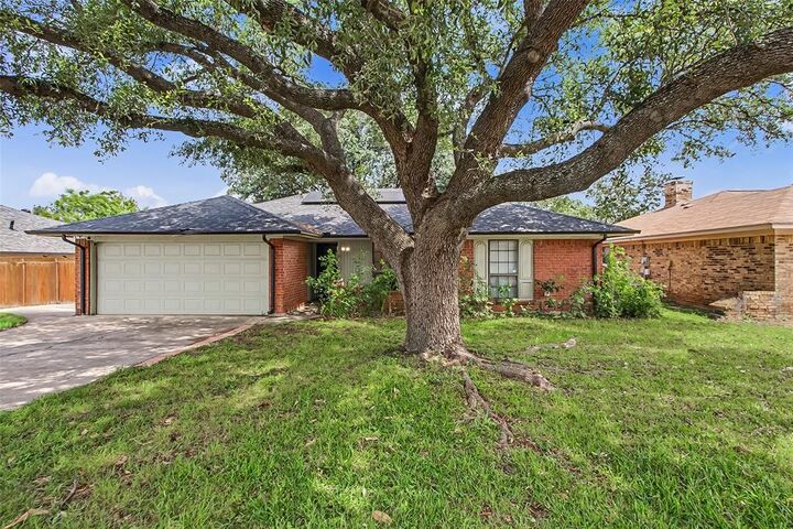 Property Photo:  2820 Whitehurst Drive  TX 76133 