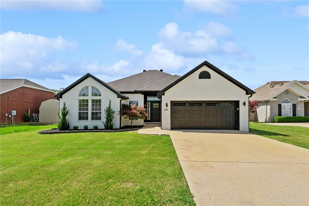 Property Photo: 1303 Sanford Drive AR 72712