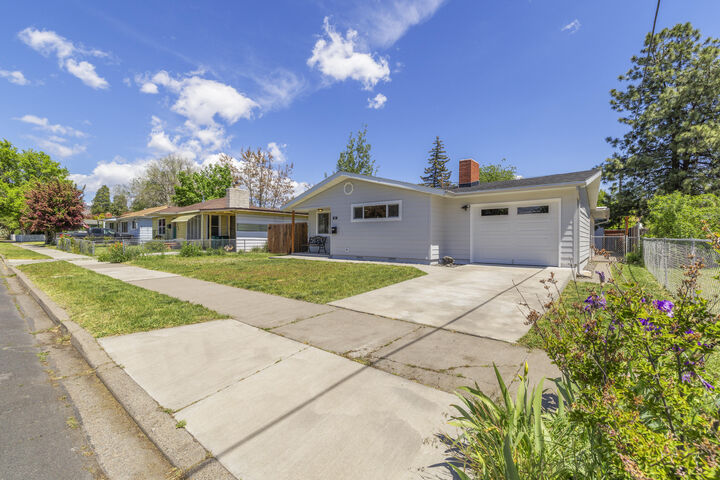 Property Photo: 947 Alandale Street OR 97603