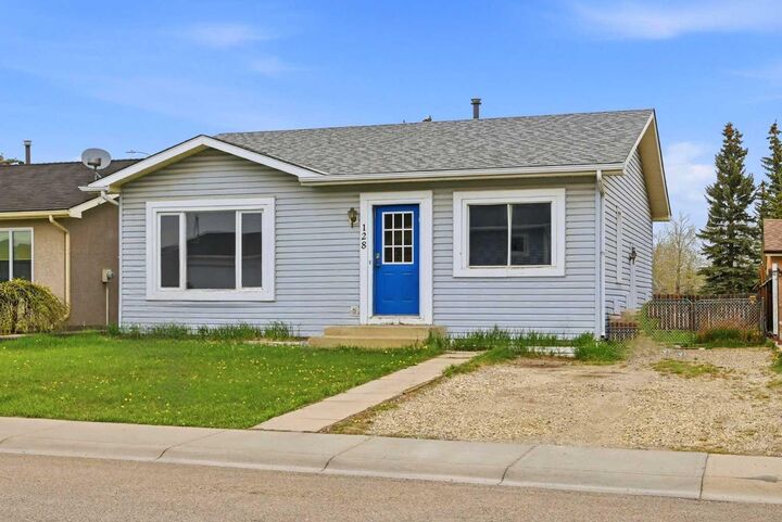 Property Photo:  128 Ridgegate Way SW  AB T4B 1A9 