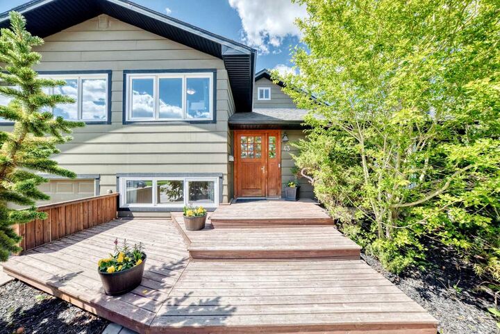 Property Photo:  43 Westview Drive SW  AB T3C 2R8 