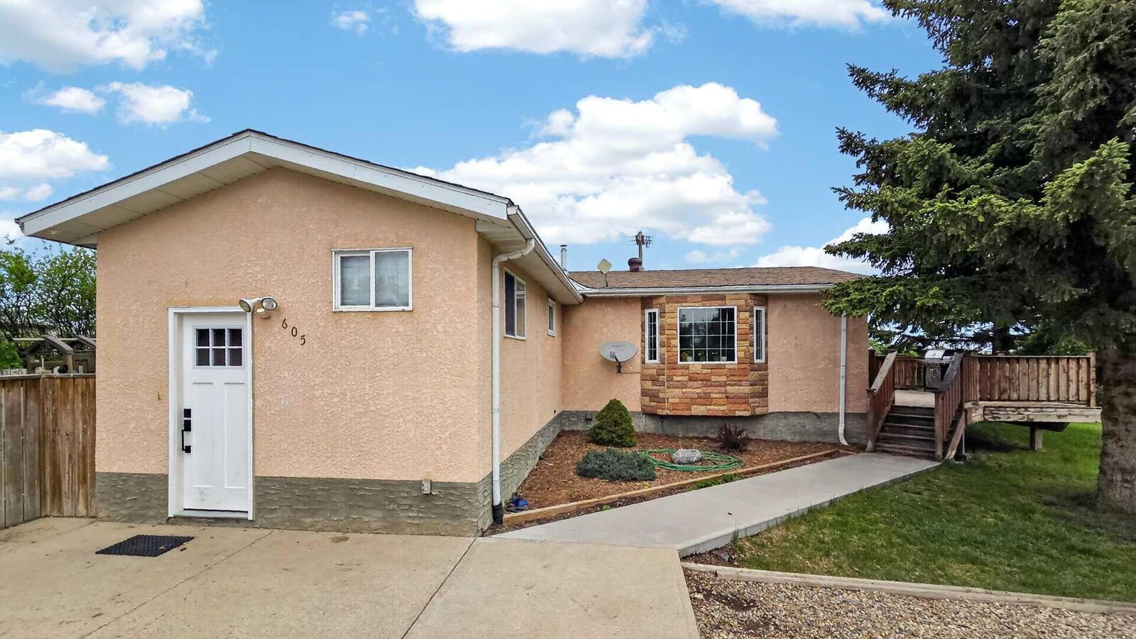 Property Photo:  605 2 Street S  AB T0K 0Z0 