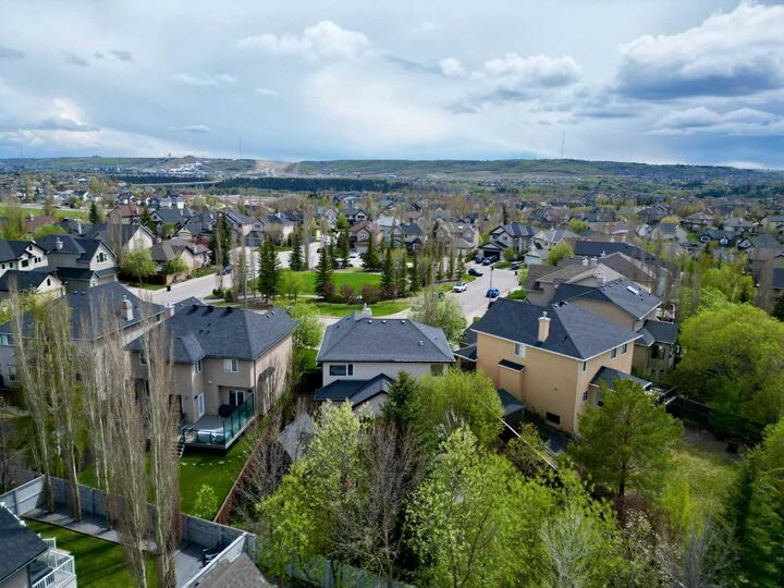 Property Photo:  11 Tuscany Glen Green NW  AB T3L 2V8 