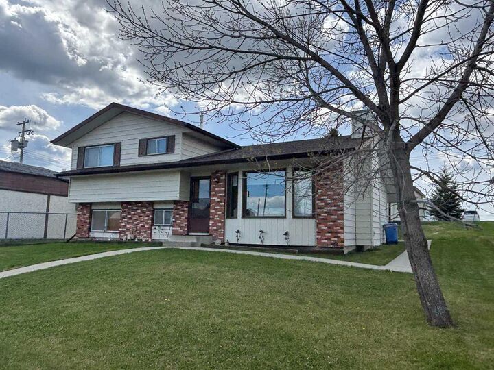 Property Photo: 5015 50 Avenue AB T0E 2A0