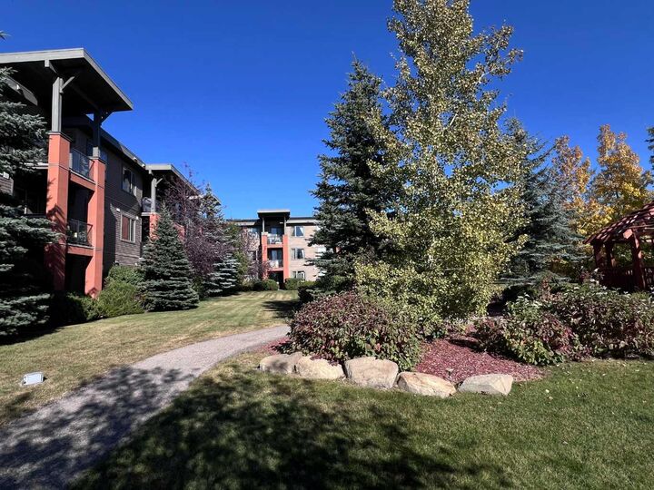 Property Photo:  2727 28 Avenue SE 104  AB T2B 0L4 