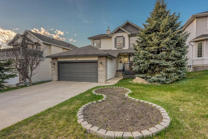 Property Photo:  18 Gleneagles View  AB T4C 1N9 