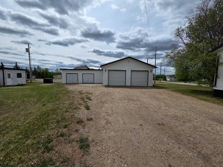 Property Photo:  10215 99 Avenue  AB T0H 0G0 
