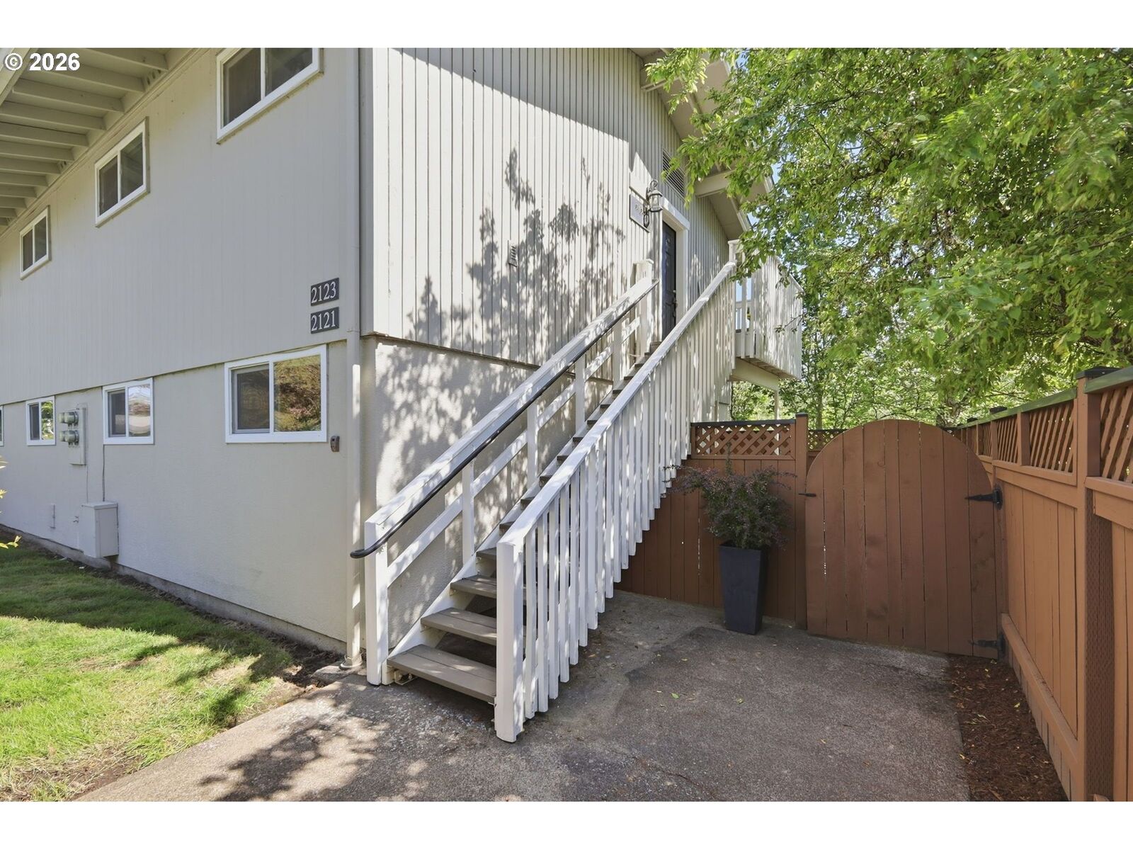 Property Photo:  2121 W 15th Ct  OR 97402 