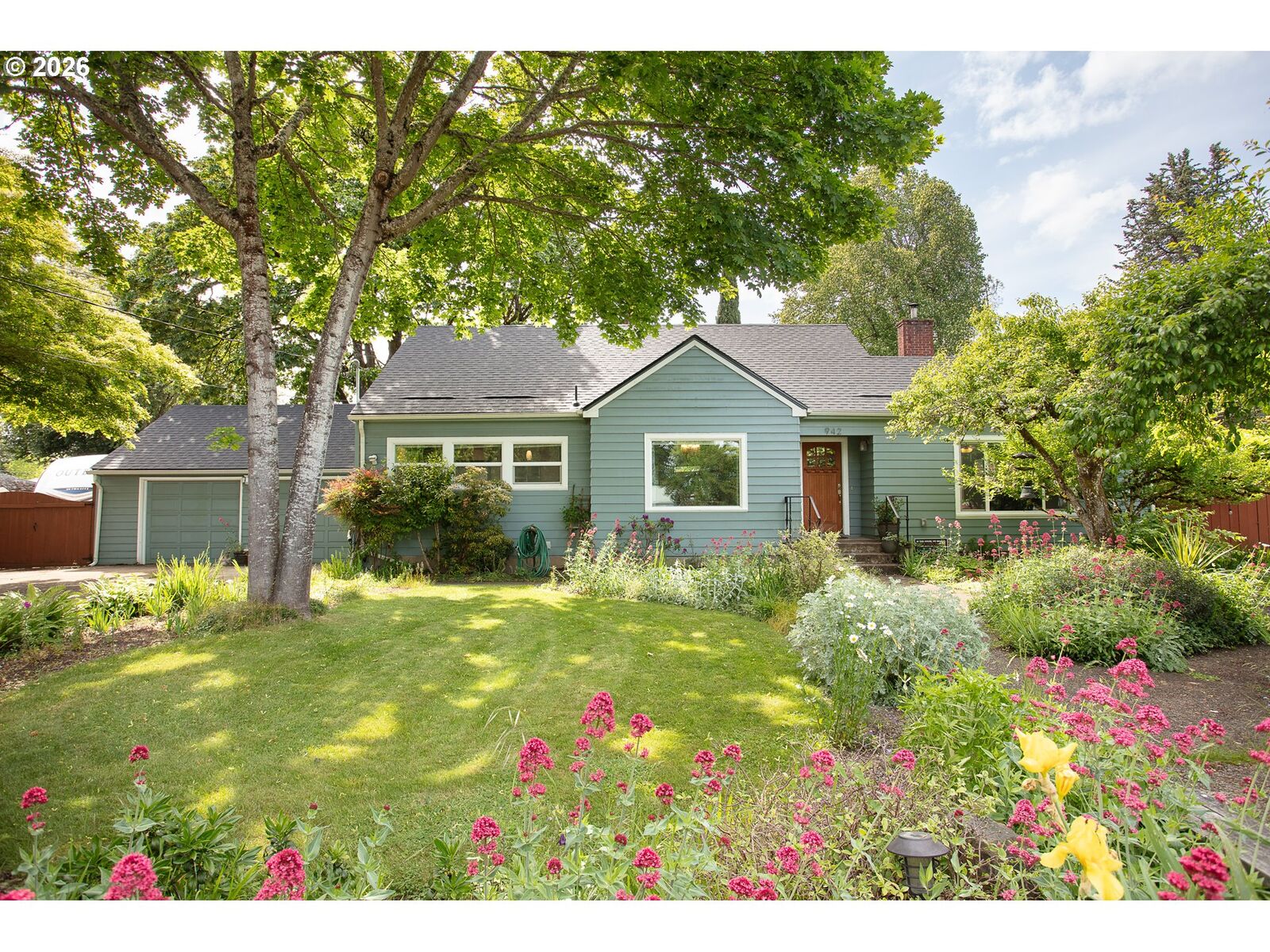 Property Photo: 942 Fairway Dr OR 97404