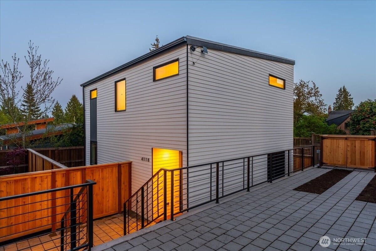 Property Photo:  4118  Burke Avenue N  WA 98103 
