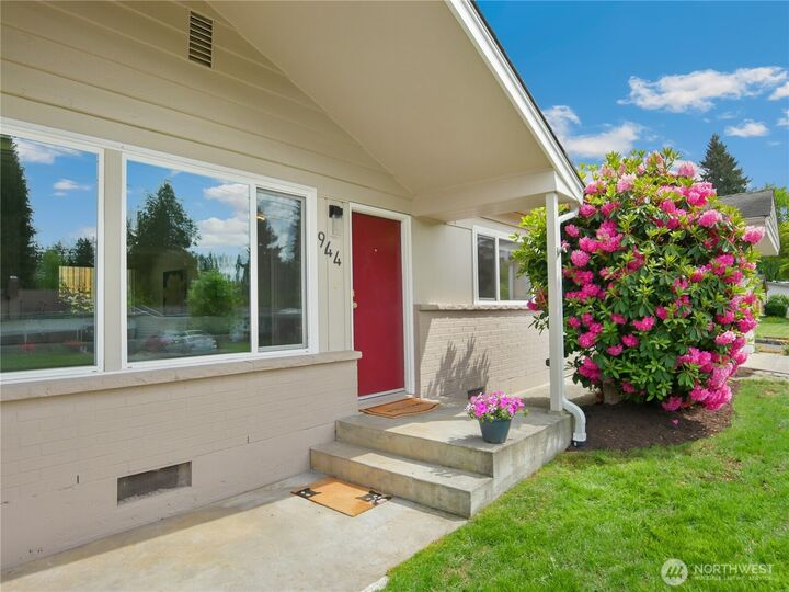 Property Photo:  944  165th Avenue SE  WA 98008 