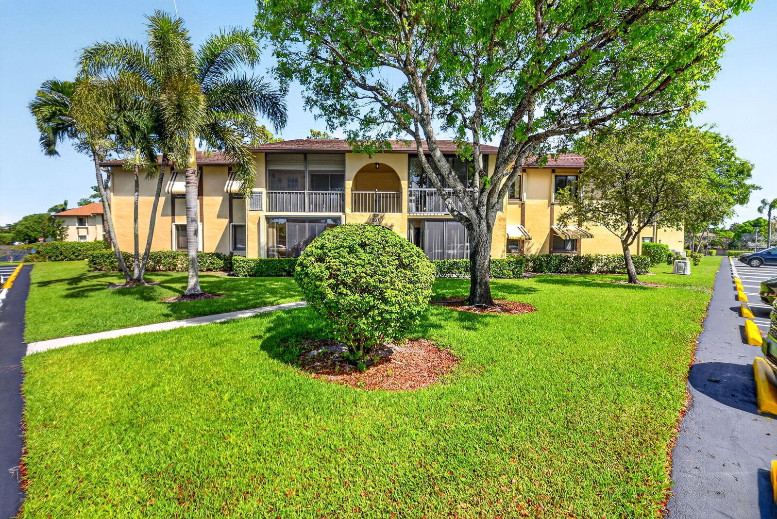 Property Photo: 207 Pine Hov Circle D2 FL 33463