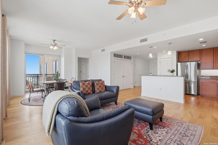 Property Photo:  215 Center St Apt 1805  TX 78202 