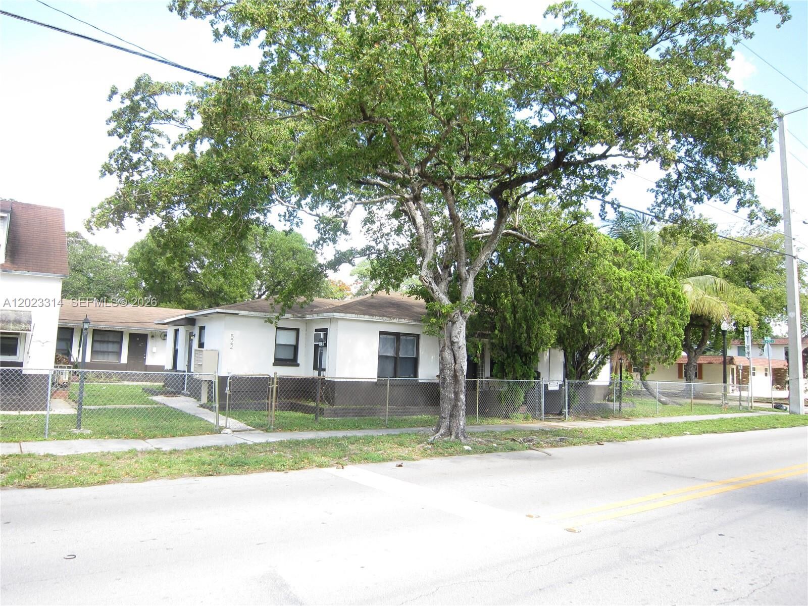 Property Photo:  522 N 19th Ave 5  FL 33020 