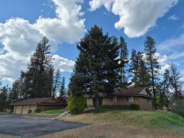Property Photo: 23213 S Cross Rd WA 99004