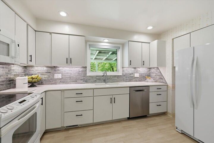 Property Photo:  2428 E 39th Ave  WA 99223 
