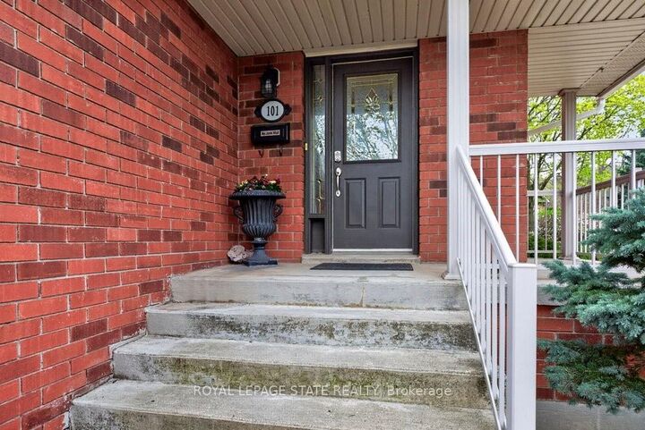Property Photo: 100 Beddoe Drive 101 ON L8P 4Z2