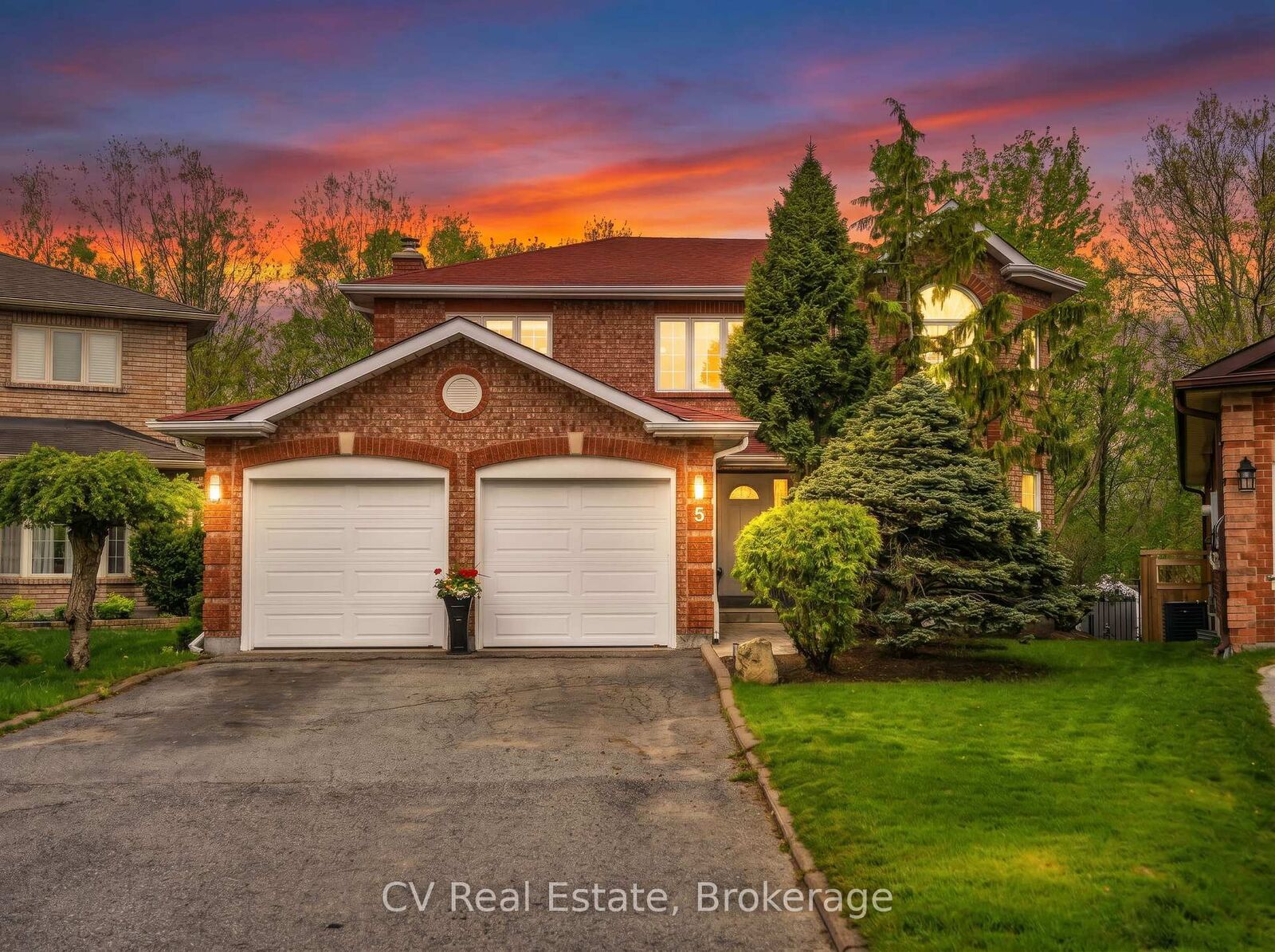 Property Photo: 5 McCutcheon Court ON L4N 7C6